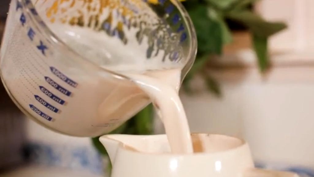 breakfast-making-your-own-almond-milk