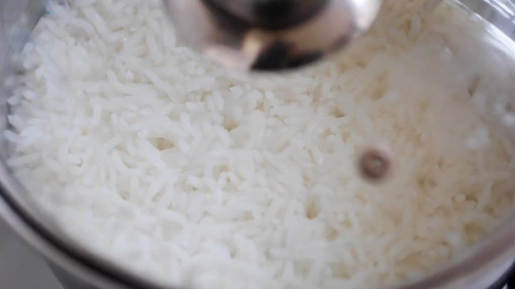 cooking-white-rice-on-the-stove